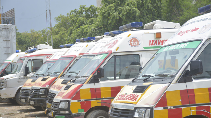 Восемь человек погибли и более 40 получили ранения при падении автобуса в овраг в Индии