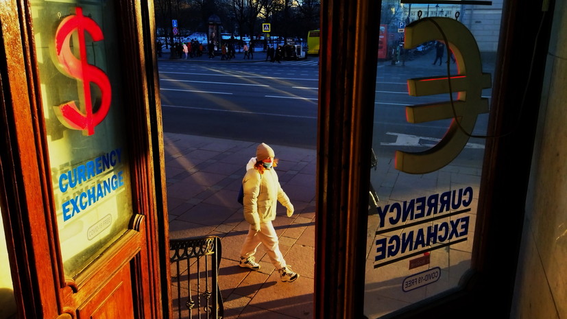 Курс евро опустился ниже 98 рублей впервые с 28 февраля