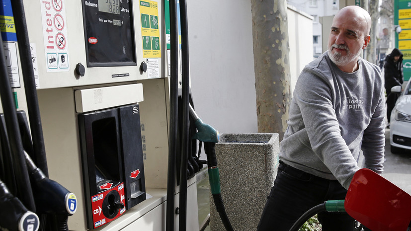 Во Франции заявили, что цены на топливо в стране поднялись до исторически высокого уровня