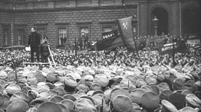 Митинг революционно настроенных солдат и матросов в Петрограде весной 1917 года