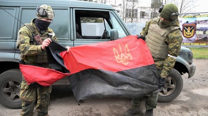 Военнослужащие ДНР с трофейным флагом экстремистской организации «Правый сектор»