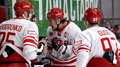 Хоккеисты сборной России Михаил Григоренко, Сергей Плотников и Никита Гусев