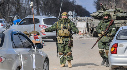 Военнослужащие Народной милиции ДНР проверяют машины с беженцами на выезде из Мариуполя