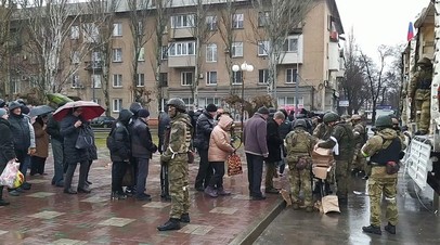Российские военные во время раздачи гуманитарной помощи в Мелитополе. 22 марта 2022 года