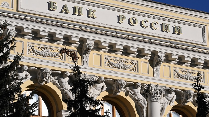 Банк России смягчил ограничения на переводы средств за рубеж для физлиц