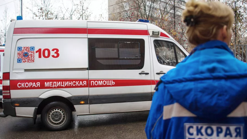 В Иркутской области двух девочек госпитализировали после падения снега с крыши