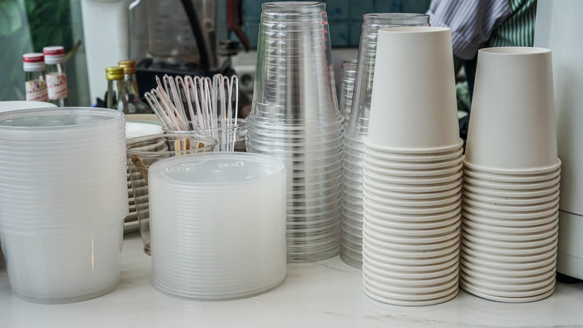 Опрос: 21% россиян перестали использовать одноразовую пластиковую посуду