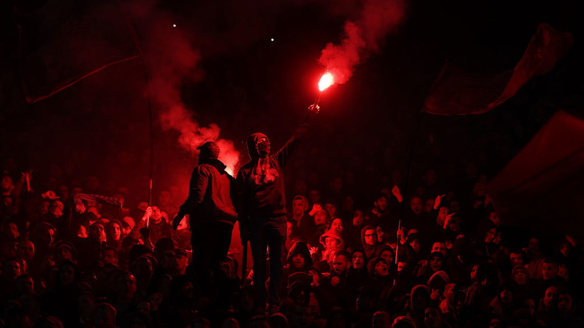 Фанаты «Црвены Звезды» развернули на трибуне антинатовский флаг на матче Евролиги