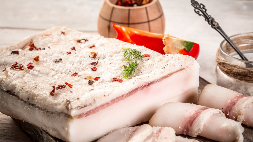 Диетолог Гинзбург назвал правила употребления сала