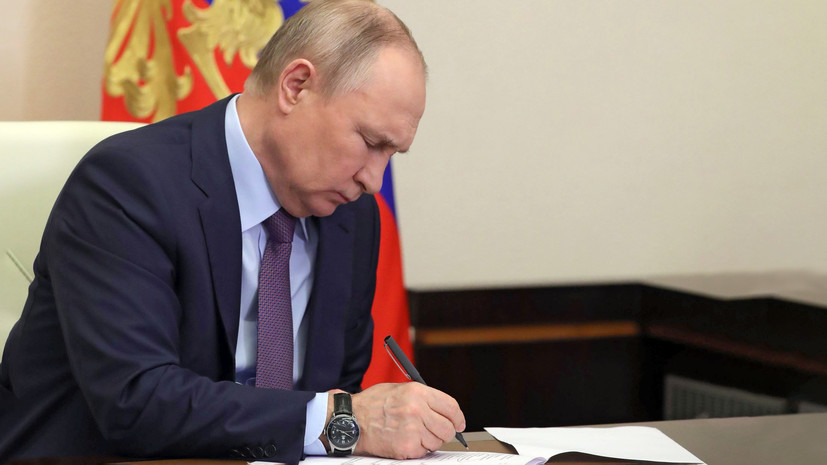 За публичное отождествление действий: Путин подписал закон об ответственности за сравнение СССР и нацистской Германии