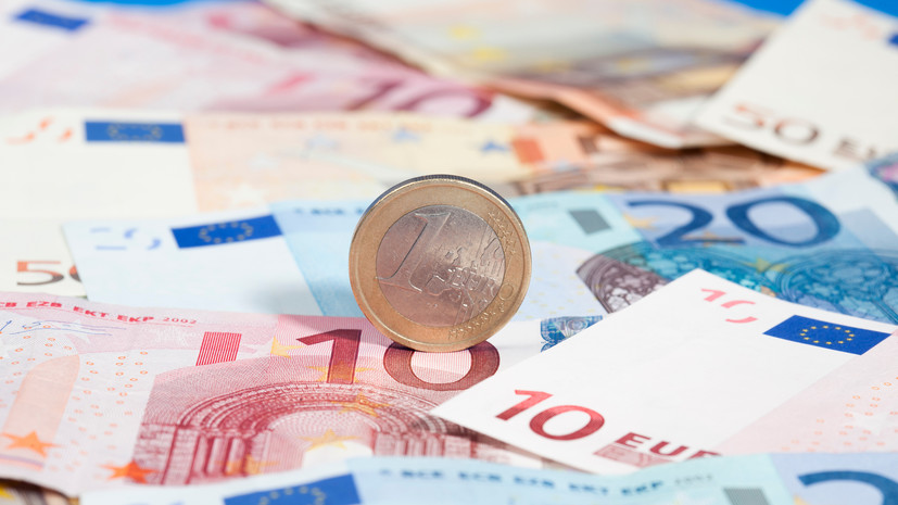 Курс евро на Мосбирже опустился ниже 82 рублей — РТ на русском