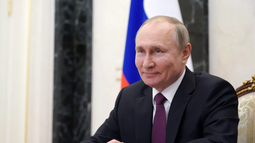 Путин поддержал идею поднятия флага и исполнения гимна в школах