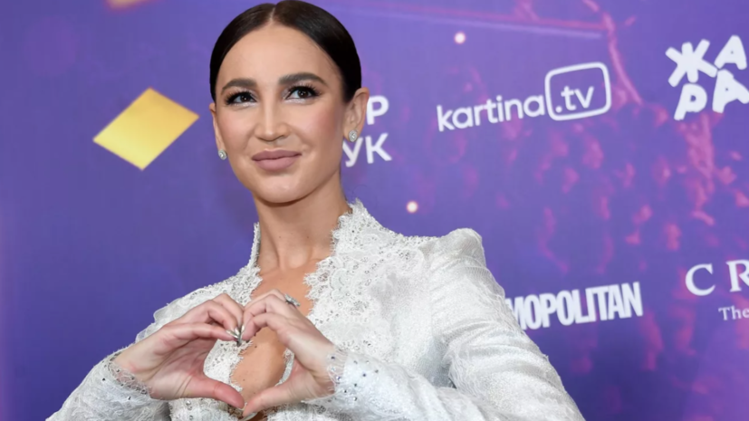 Губерниев подарил Бузовой цветы и конфеты с коньяком