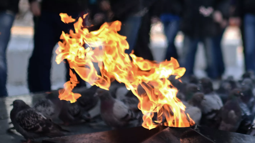 Вечный огонь зажжён у мемориала в центре города Токмак в Запорожской области