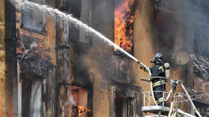 К тушению пожара в Твери привлекли более 240 человек и вертолёт Ми-8