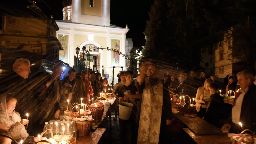 Сколько времени длится крестный ход на пасху. Пасхальная ночь. Крестный ход в пасхальную ночь. Ночной Пасхальный крестный ход. Крестный ход ночью на Пасху.