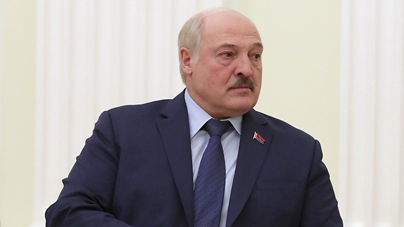 Лукашенко во время визита в храм в честь Пасхи призвал соседние страны жить дружно