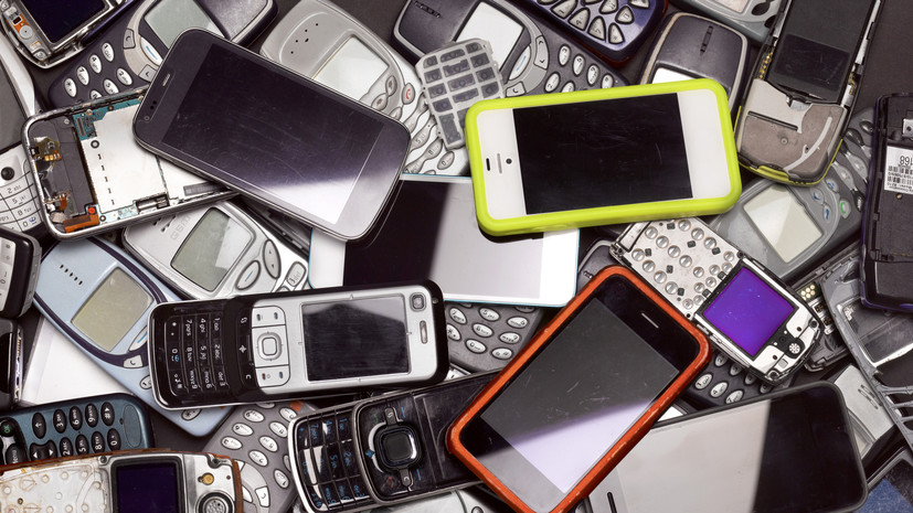 В Роскачестве предупредили о риске хранения старых мобильных телефонов