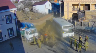 Украинские боевики и наёмники на площадке у синагоги Умани в Шоссейном переулке