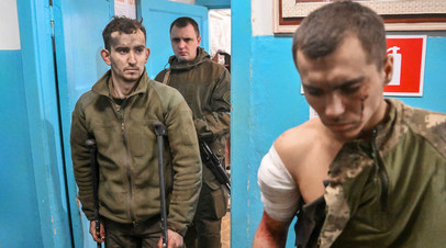 Военнослужащие Вооружённых сил Украины (на первом плане), сдавшиеся в плен в Мариуполе, в Новоазовской центральной районной больнице. Медики  оказали пленным необходимую помощь