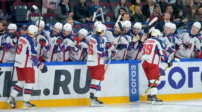 Игроки ЦСКА радуются забитому голу