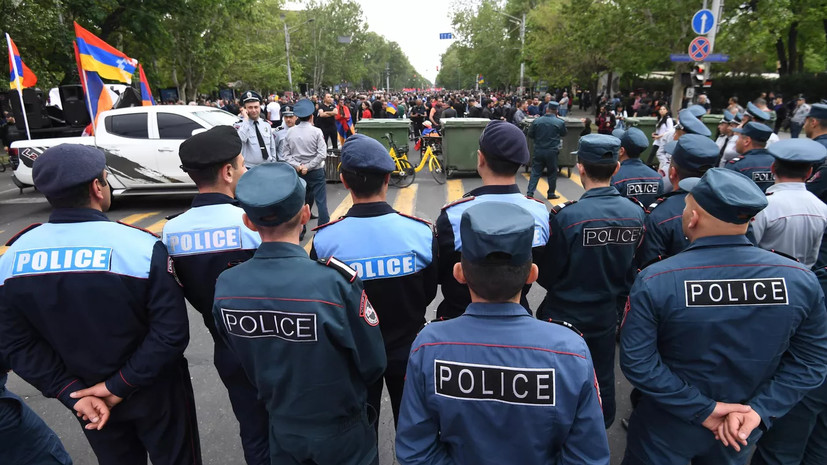 Полиция в Ереване задерживает участников протеста, перекрывших улицы