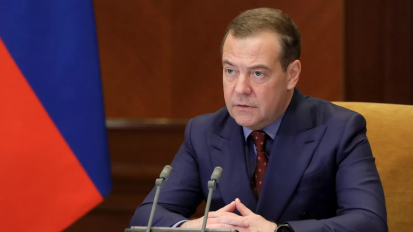 Дмитрий Медведев: Украина всё более бесцеремонно садится на шею европейским спонсорам