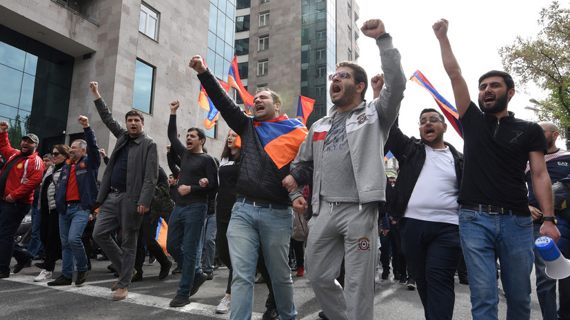 В центре Еревана проходит многотысячное шествие оппозиции
