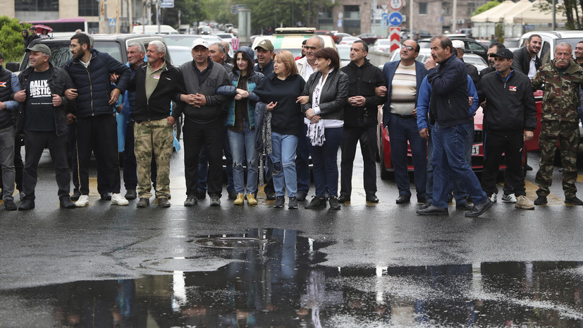 В центре Еревана произошла стычка между полицией и демонстрантами