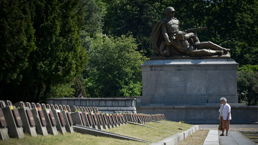 В Варшаве вандалы осквернили мемориальное кладбище советских солдат нецензурными надписями