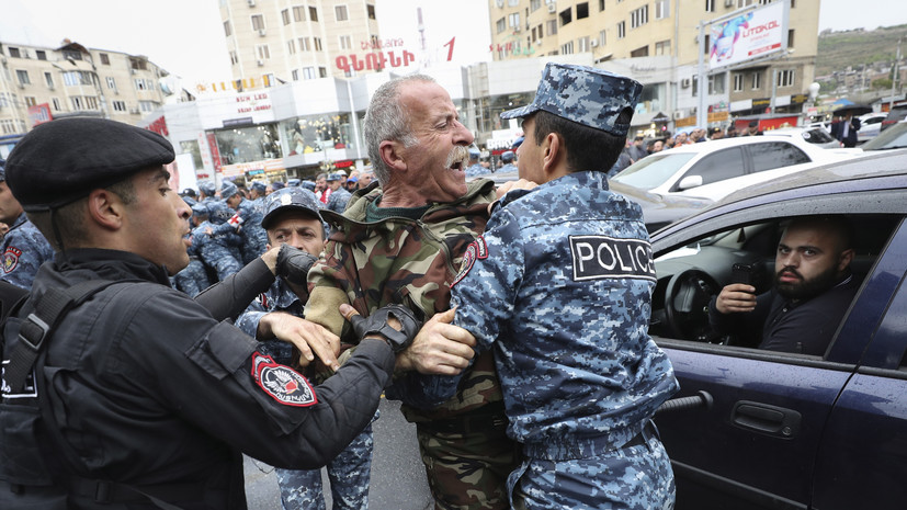 На протестах в Ереване полиция задержала 61 человека