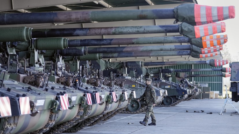 Глава МИД ФРГ Бербок сообщила о планах поставить Киеву танки и гаубицы