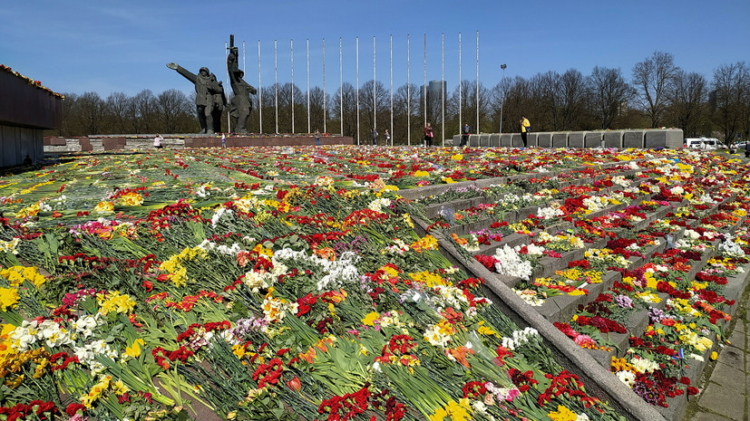 Захарова прокомментировала инцидент в Риге с цветами возле памятника Освободителям