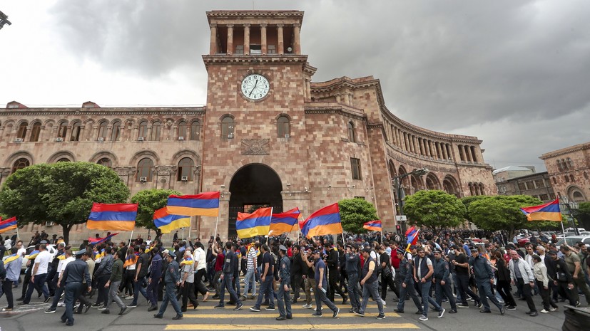 В Ереване протестующие заблокировали входы в правительственное здание