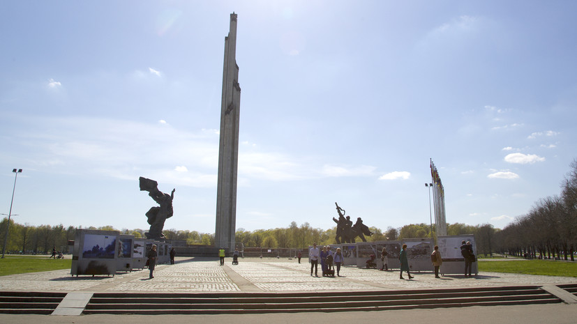 В Ереване прошла акция против решения о сносе памятника освободителям Риги