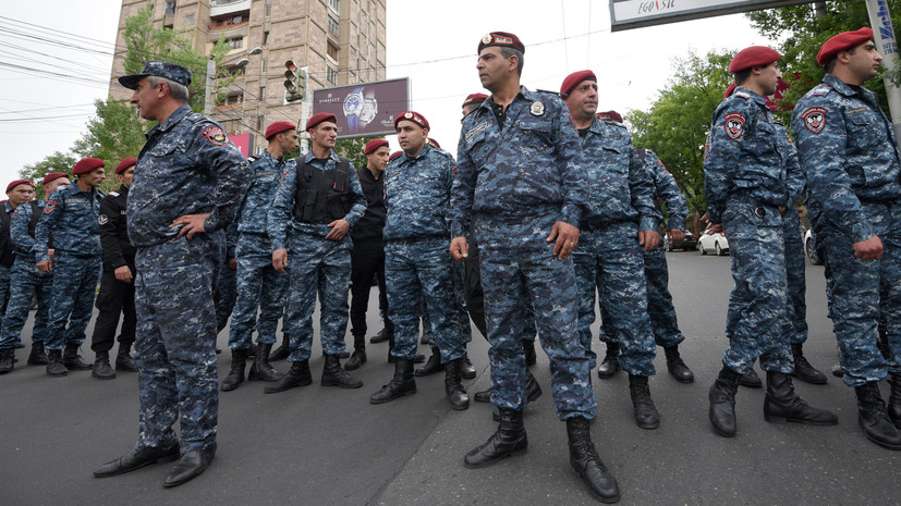 Полиция Армении задержала 21 участника автопробега в столице