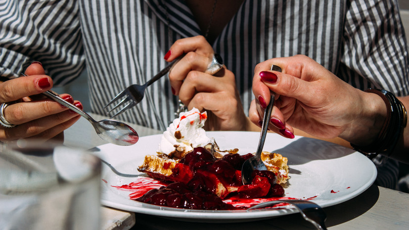 Нутрициолог Мирошников объяснил тягу к сладкому и мучному