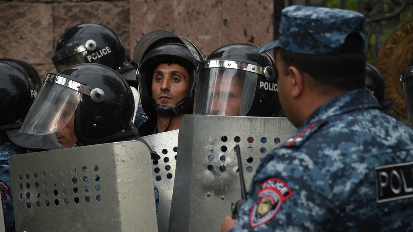 Число доставленных в полицию участников протеста в Ереване возросло до 286
