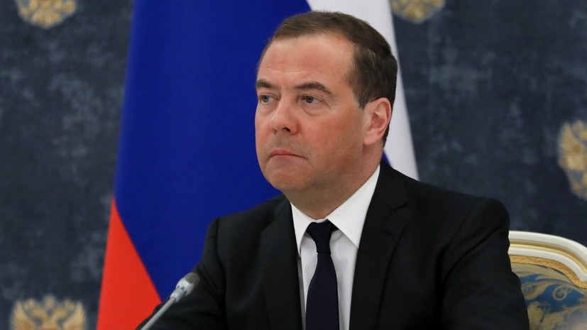 Медведев: суд должен признать форс-мажором возможный запрет платить по долгам в долларах