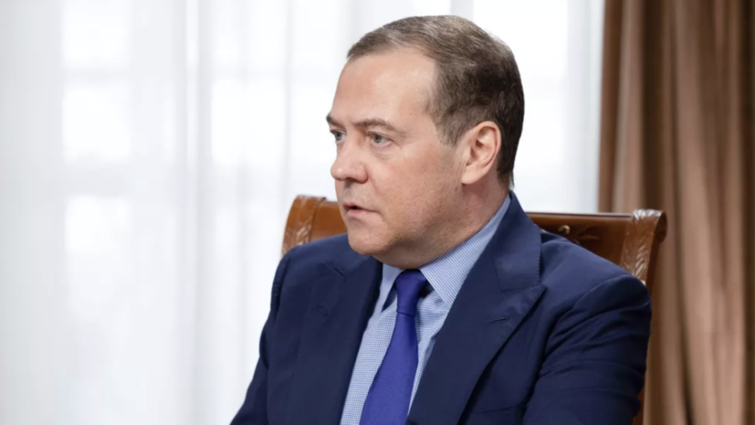 Медведев: биолаборатории США могут занести в Россию возбудителей опасных болезней