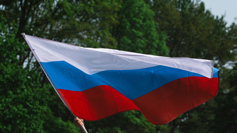 Жители Еревана пришли с российскими флагами к посольству России