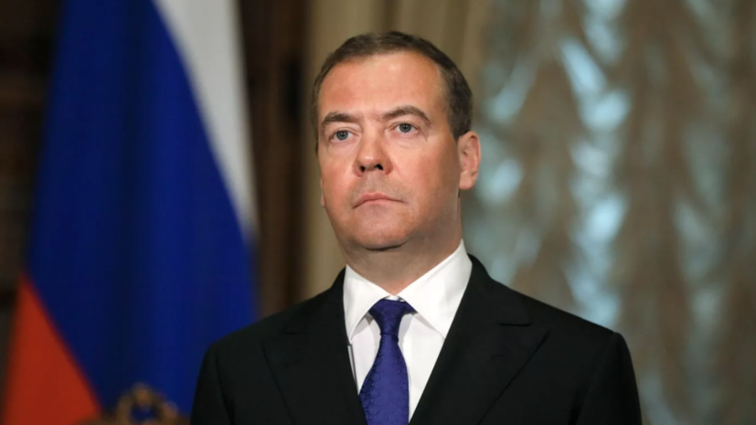 Зампред Совбеза России Медведев заявил, что Байдену «трудно»