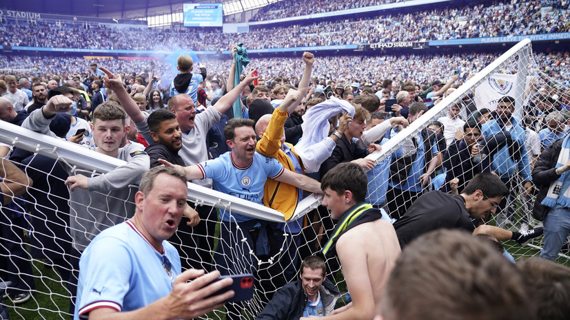 Опубликовано видео празднования фанатами победы в АПЛ на поле «Манчестер Сити»