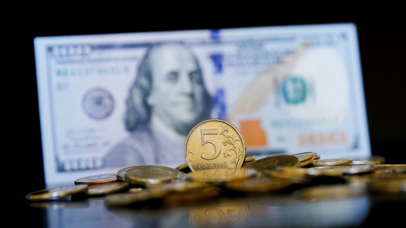 Курс доллара на Мосбирже опустился ниже 57 рублей
