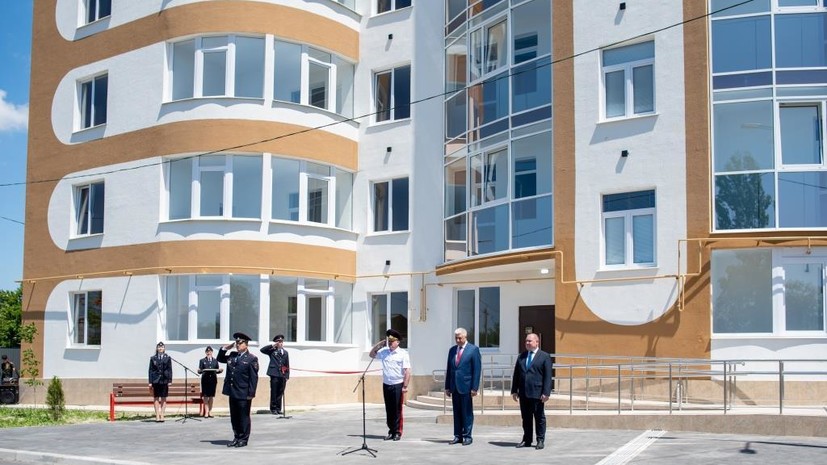 Глава МВД Колокольцев вручил ключи от квартир семьям сотрудников ведомства в Севастополе