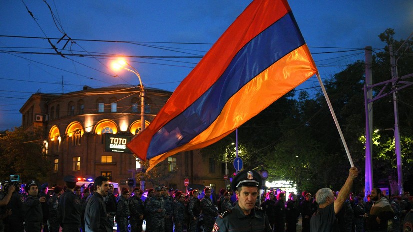 Тысячи демонстрантов начали марш по центральным улицам Еревана