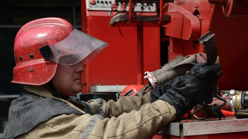 Пожарные локализовали возгорание на заводе в Казани