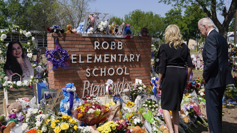 Байден и его супруга возложили цветы к мемориалу школы, в которой произошла стрельба