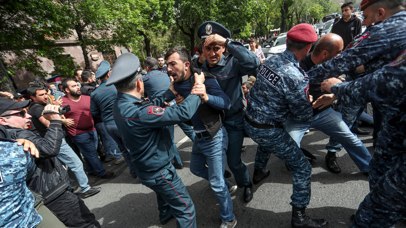 В Ереване участники акции протеста начали блокировать входы в здание правительства