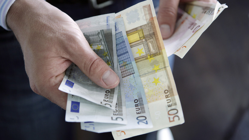 Курс евро опустился ниже 64 рублей